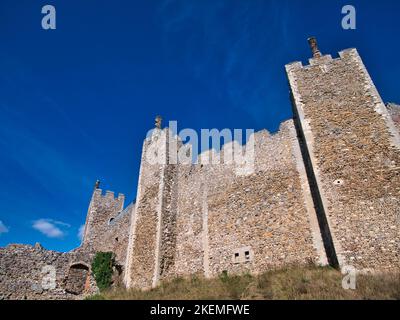 An einem sonnigen Tag mit blauem Himmel, die hohen Mauern von Framlingham Castle in Suffolk, Großbritannien - ein 12. Jahrhundert Schloss seit über 400 Jahren im Besitz der Earls and Stockfoto