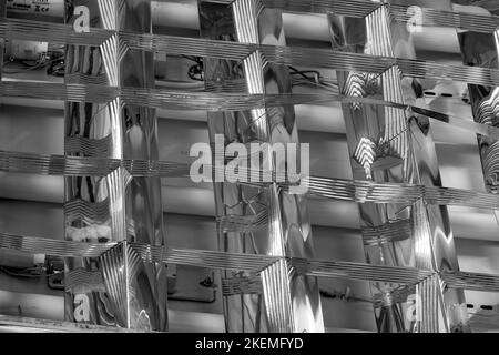 Deckenbeleuchtung mit Leuchtstofflampen in silbernem Rahmen Stockfoto