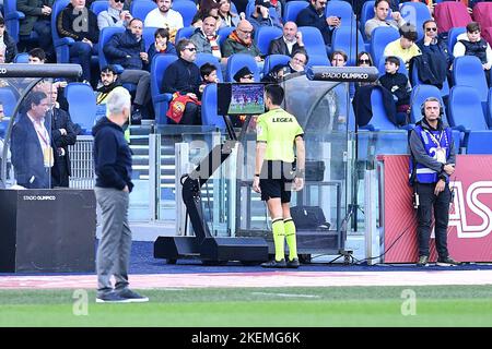 VAR Check während der Serie A Spiel zwischen AS Roma und FC Turin im Stadio Olimpico am 13. November 2022 in Rom, Italien. Stockfoto