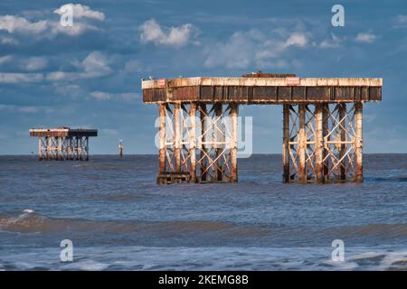 Seewasser-Kühlmitteleinlassplattformen vor Sizewell Beach für die Kernkraftwerke Sizewell A (Magnox - stillgesetzt) und Sizewell B (PWR - aktiv) Stockfoto