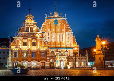 Das berühmte Haus der Mitesser in riga bei Nacht Stockfoto