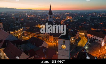 Luftaufnahmen von der Weihnachtsmesse in Sibiu, aufgenommen von einer Drohne in einer höheren Höhe mit nach unten gekippter Kamera für eine Draufsicht. Stockfoto