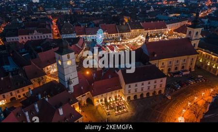 Luftaufnahmen von der Weihnachtsmesse in Sibiu, aufgenommen von einer Drohne in einer höheren Höhe mit nach unten gekippter Kamera für eine Draufsicht. Stockfoto