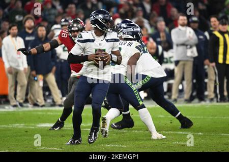 München, Deutschland. 13.. November 2022. American Football: NFL Professional League, Tampa Bay Buccaneers - Seattle Seahawks, Hauptrunde, Hauptrundspiele, Matchday 10, Allianz Arena. Quarterback Geno Smith von den Seattle Seahawks sucht eine Startposition. Quelle: Sven Hoppe/dpa/Alamy Live News Stockfoto