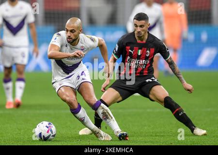 Mailand, Italien. 13.. November 2022. Riccardo Saponara von ACF Fiorentina und Rade Krunic von AC Mailand während des Fußballspiels der Serie A zwischen AC Mailand und AFC Fiorentina im San Siro Stadion in Mailand (Italien), 13.. November 2022. Foto Andrea Staccioli/Insidefoto Kredit: Insidefoto di andrea staccioli/Alamy Live News Stockfoto