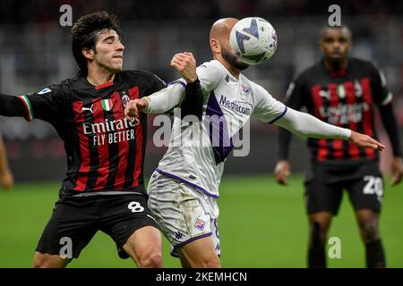 Mailand, Italien. 13.. November 2022. Sandro Tonali vom AC Mailand und Riccardo Saponara vom ACF Fiorentina konkurrieren während des Fußballspiels der Serie A zwischen dem AC Mailand und dem AFC Fiorentina im San Siro Stadion in Mailand (Italien) am 13.. November 2022 um den Ball. Foto Andrea Staccioli/Insidefoto Kredit: Insidefoto di andrea staccioli/Alamy Live News Stockfoto