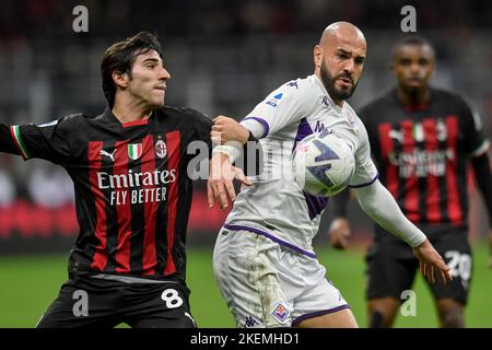 Mailand, Italien. 13.. November 2022. Sandro Tonali vom AC Mailand und Riccardo Saponara vom ACF Fiorentina konkurrieren während des Fußballspiels der Serie A zwischen dem AC Mailand und dem AFC Fiorentina im San Siro Stadion in Mailand (Italien) am 13.. November 2022 um den Ball. Foto Andrea Staccioli/Insidefoto Kredit: Insidefoto di andrea staccioli/Alamy Live News Stockfoto