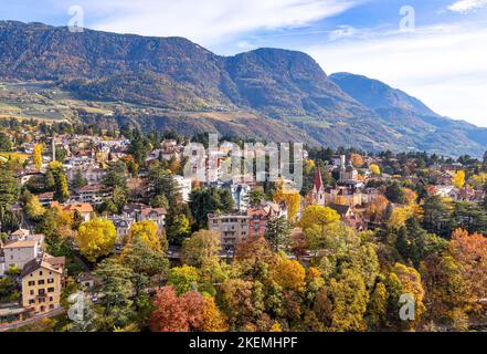 Farbenfrohes Stadtbild von Merano, südtirol, Italien am Herbsttag vom berühmten Wanderweg Tappeinerweg aus gesehen Stockfoto