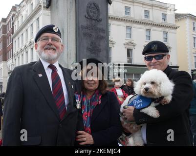 Eastbourne, East Sussex, Großbritannien. 13.. November 2022. Die Menschen der Küstenstadt Eastbourne versammeln sich am Towns-Kriegsdenkmal, bevor sie 2 Minuten Schweigen zum Gedenken an die Kriegstoten der Nationen beobachten. Kredit: Newspics UK South/Alamy Live Nachrichten Stockfoto