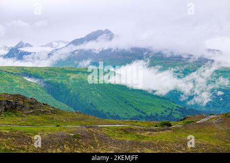 Wolkenumhüllte Chugach Mountains nahe Thompson Pass; Richardson Highway; Alaska; USA Stockfoto