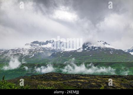 Wolkenumhüllte Chugach Mountains nahe Thompson Pass; Richardson Highway; Alaska; USA Stockfoto