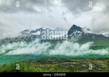 Wolkenumhüllte Chugach Mountains nahe Thompson Pass; Richardson Highway; Alaska; USA Stockfoto