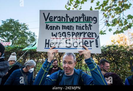 München, Bayern, Deutschland. 13.. November 2022. Rund vier Jahre nach den massiven Protesten gegen das Polizeiaufgabengesetz, das der Polizei weitreichende Befugnisse zur Inhaftierung von Personen ohne Anklage gab und bevor Verbrechen begangen wurden, wurde das umstrittene Gesetz nach der Letzten Generation wieder in den Fokus gerückt. Klimaproteste, bei denen sich die Aktivisten an Straßen und Kunstwerken festkleben. Kritiker behaupten, dass die Polizei PAG hier benutzt, sowie Aufrufe zur Erhöhung der Strafen und der Dobrindt der CSU, die Gruppe mit dem RAF-Terroristen-is zu vergleichen Stockfoto