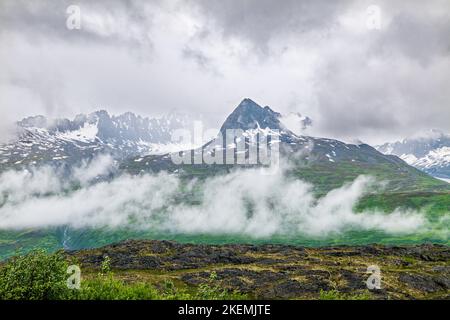 Wolkenumhüllte Chugach Mountains nahe Thompson Pass; Richardson Highway; Alaska; USA Stockfoto