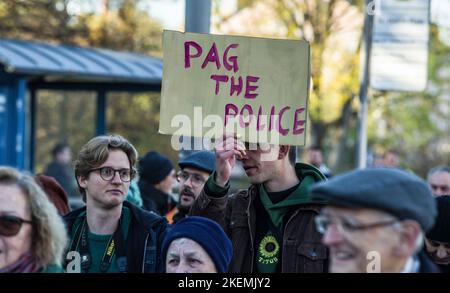 München, Bayern, Deutschland. 13.. November 2022. Rund vier Jahre nach den massiven Protesten gegen das Polizeiaufgabengesetz, das der Polizei weitreichende Befugnisse zur Inhaftierung von Personen ohne Anklage gab und bevor Verbrechen begangen wurden, wurde das umstrittene Gesetz nach der Letzten Generation wieder in den Fokus gerückt. Klimaproteste, bei denen sich die Aktivisten an Straßen und Kunstwerken festkleben. Kritiker behaupten, dass die Polizei PAG hier benutzt, sowie Aufrufe zur Erhöhung der Strafen und der Dobrindt der CSU, die Gruppe mit dem RAF-Terroristen-is zu vergleichen Stockfoto