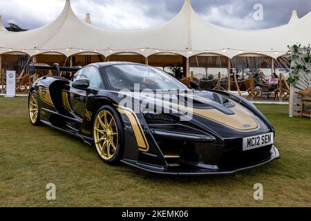 2019 McLaren Senna ‘MC12 SEN’ in der atemberaubenden JPS-Lackierung, die auf der Concours d’Elégance Motorshow im Blenheim Palace zu sehen ist. Stockfoto