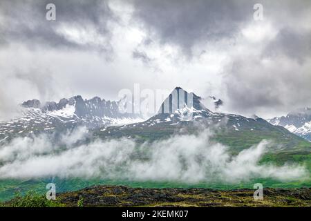 Wolkenumhüllte Chugach Mountains nahe Thompson Pass; Richardson Highway; Alaska; USA Stockfoto