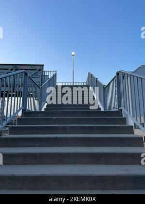 Aufnahme einer modernen Betontreppe in der Stadt in einem niedrigen Winkel Stockfoto