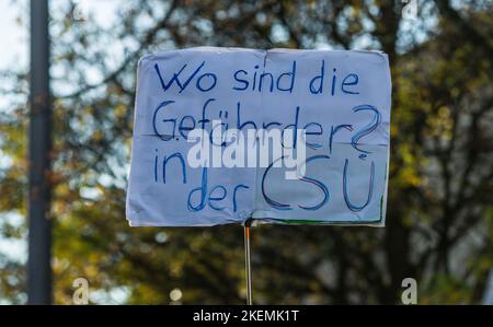 München, Bayern, Deutschland. 13.. November 2022. Rund vier Jahre nach den massiven Protesten gegen das Polizeiaufgabengesetz, das der Polizei weitreichende Befugnisse zur Inhaftierung von Personen ohne Anklage gab und bevor Verbrechen begangen wurden, wurde das umstrittene Gesetz nach der Letzten Generation wieder in den Fokus gerückt. Klimaproteste, bei denen sich die Aktivisten an Straßen und Kunstwerken festkleben. Kritiker behaupten, dass die Polizei PAG hier benutzt, sowie Aufrufe zur Erhöhung der Strafen und der Dobrindt der CSU, die Gruppe mit dem RAF-Terroristen-is zu vergleichen Stockfoto