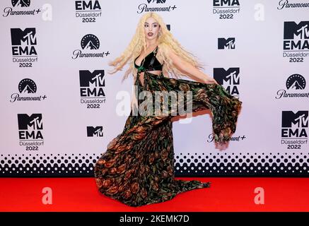 AVA Max bei den MTV Europe Music Awards 2022 im PSD Bank Dome, Düsseldorf. Bilddatum: Sonntag, 13. November 2022. Stockfoto