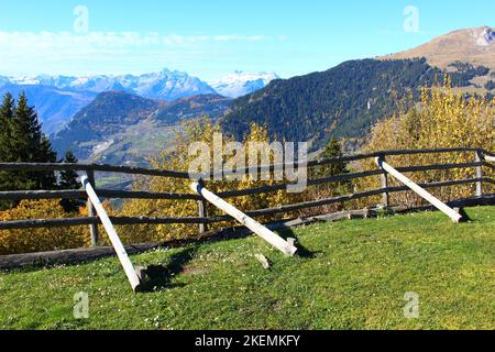 Verbier Alpine Lookout im Herbst mit Holzzaun im Vordergrund Stockfoto