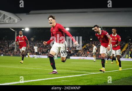 Alejandro Garnacho von Manchester United (2. links) feiert, nachdem er während des Spiels in der Premier League im Craven Cottage, London, das zweite Tor seiner Seite erzielt hat. Bilddatum: Sonntag, 13. November 2022. Stockfoto