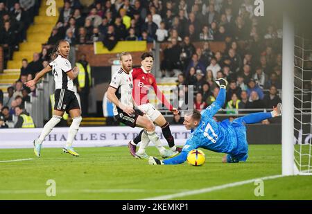 Alejandro Garnacho von Manchester United (3. links) erzielt beim Premier League-Spiel in Craven Cottage, London, das zweite Tor seiner Seite. Bilddatum: Sonntag, 13. November 2022. Stockfoto