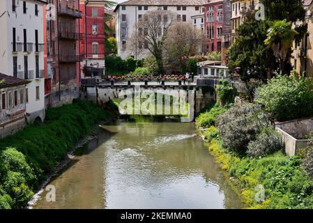 Retrone Fluss, der Vicenza überquert, im Hintergrund Ponte di San Paolo, Venetien, Italien Stockfoto