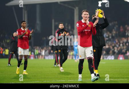 Scott McTominay (2. rechts) von Manchester United und seine Teamkollegen applaudieren den Auswärtsspannern nach dem Premier League-Spiel im Craven Cottage, London. Bilddatum: Sonntag, 13. November 2022. Stockfoto