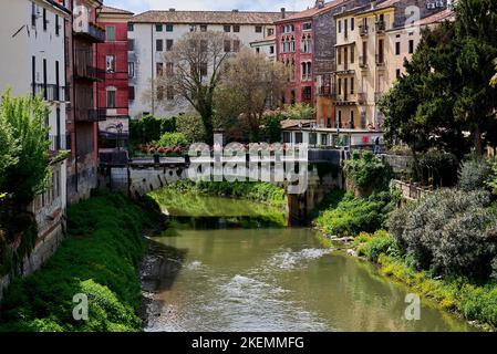 Retrone Fluss, der Vicenza überquert, im Hintergrund Ponte di San Paolo, Venetien, Italien Stockfoto