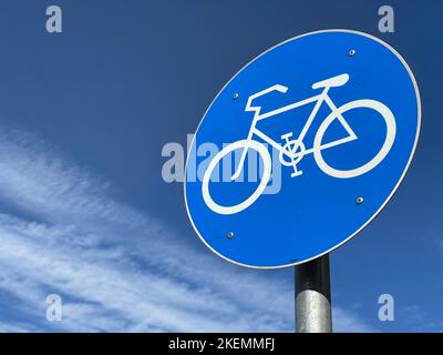 Verkehrsschild, das Fahrräder am sonnigen Tag gegen den blauen Himmel erlaubt Stockfoto