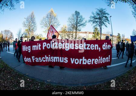 München, Bayern, Deutschland. 13.. November 2022. Rund vier Jahre nach den massiven Protesten gegen das Polizeiaufgabengesetz, das der Polizei weitreichende Befugnisse zur Inhaftierung von Personen ohne Anklage gab und bevor Verbrechen begangen wurden, wurde das umstrittene Gesetz nach der Letzten Generation wieder in den Fokus gerückt. Klimaproteste, bei denen sich die Aktivisten an Straßen und Kunstwerken festkleben. Kritiker behaupten, dass die Polizei PAG hier benutzt, sowie Aufrufe zur Erhöhung der Strafen und der Dobrindt der CSU, die Gruppe mit dem RAF-Terroristen-is zu vergleichen Stockfoto