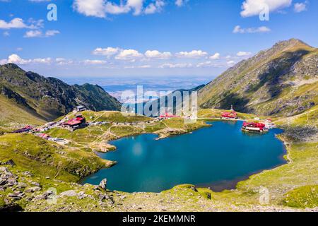 Bergsee im Sommer, Balea See und Transfagarasan Road sind bekannte Wahrzeichen in den rumänischen Karpaten, Luftblick im Sommer Stockfoto