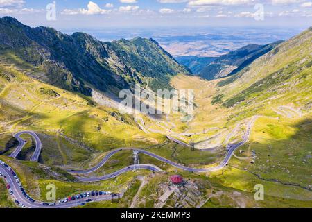 Transfagarasan Mountain Road, Luftlandschaft im Sommer in rumänischen Karpaten. Stockfoto