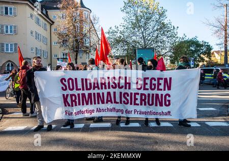 München, Bayern, Deutschland. 13.. November 2022. Rund vier Jahre nach den massiven Protesten gegen das Polizeiaufgabengesetz, das der Polizei weitreichende Befugnisse zur Inhaftierung von Personen ohne Anklage gab und bevor Verbrechen begangen wurden, wurde das umstrittene Gesetz nach der Letzten Generation wieder in den Fokus gerückt. Klimaproteste, bei denen sich die Aktivisten an Straßen und Kunstwerken festkleben. Kritiker behaupten, dass die Polizei PAG hier benutzt, sowie Aufrufe zur Erhöhung der Strafen und der Dobrindt der CSU, die Gruppe mit dem RAF-Terroristen-is zu vergleichen Stockfoto