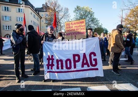 München, Bayern, Deutschland. 13.. November 2022. Rund vier Jahre nach den massiven Protesten gegen das Polizeiaufgabengesetz, das der Polizei weitreichende Befugnisse zur Inhaftierung von Personen ohne Anklage gab und bevor Verbrechen begangen wurden, wurde das umstrittene Gesetz nach der Letzten Generation wieder in den Fokus gerückt. Klimaproteste, bei denen sich die Aktivisten an Straßen und Kunstwerken festkleben. Kritiker behaupten, dass die Polizei PAG hier benutzt, sowie Aufrufe zur Erhöhung der Strafen und der Dobrindt der CSU, die Gruppe mit dem RAF-Terroristen-is zu vergleichen Stockfoto