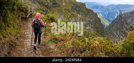 Wanderer wandern auf dem Bergweg auf der Insel Madeira mit herrlichem Blick auf die Landschaft. Banner mit Kopierfläche Stockfoto