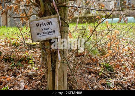 Ein Warn- oder Informationsschild in deutscher Sprache 'Privat kein Durchgang Videoüberwachung'. Stockfoto