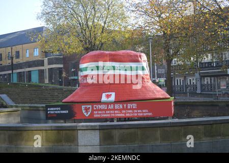 13.. November 2022, Swansea, Wales, Vereinigtes Königreich. Ein großer Eimer Hut Förderung Wales bei der Fußball-Weltmeisterschaft 2022 in Swansea Castle Gardens. Stockfoto