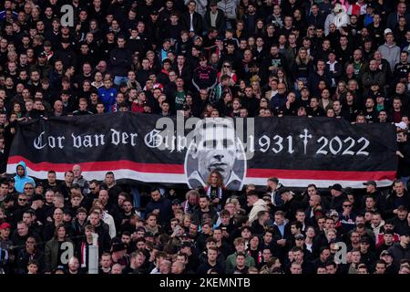 Rotterdam - Banner für Cor van der Gijp während des Spiels zwischen Feyenoord und Excelsior im Stadion Feijenoord De Kuip am 13. November 2022 in Rotterdam, Niederlande. (Box-to-Box-Bilder/Yannick Verhoeven) Stockfoto