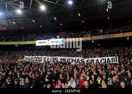 Rotterdam - Banner für Marcos Senesi und Luis Sinesterra das Spiel zwischen Feyenoord und Excelsior im Stadion Feijenoord De Kuip am 13. November 2022 in Rotterdam, Niederlande. (Box-to-Box-Bilder/Yannick Verhoeven) Stockfoto