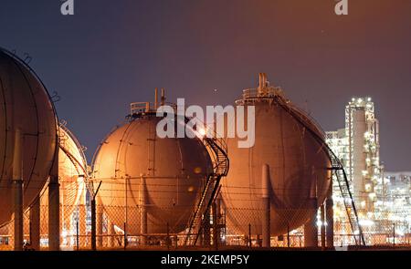 Eine große Öl-Raffinerie-Anlage mit Flüssiggas - LNG - Speichertanks Stockfoto