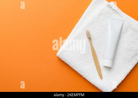 Zahnpasta und Zahnbürste Draufsicht mit Kopierplatz auf farbigem Hintergrund. Flach liegend. Zahnhygiene. Mundpflegeprodukte auf hellem Hintergrund. Körperpflege Stockfoto