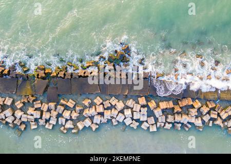 Blick über die Wellenbrecher vom Schwarzen Meer Stockfoto