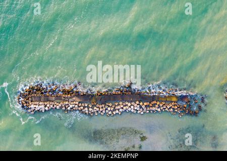 Wellenbrecher entlang der Strände mit Blick von oben, Sommerresort am Schwarzen Meer. Stockfoto