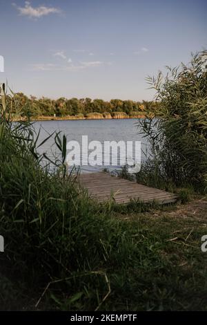 Wunderschöne Küste in Tibau do Sul bei einem hellen Sommeruntergang mit einem großen Fluss und Booten im Hintergrund. Stockfoto