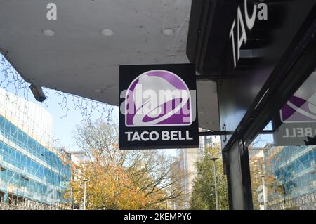 13.. November 2022, Swansea, Wales, Vereinigtes Königreich. Beschilderung Taco Bell auf der Oxford Street. Stockfoto