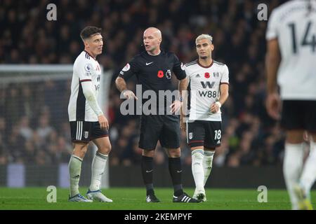 London, Großbritannien. 13.. November 2022. Spielschiedsrichter Paul Tierney während des Premier League-Spiels zwischen Fulham und Manchester United am 13. November 2022 im Craven Cottage, London, England. Foto von Salvio Calabrese. Nur zur redaktionellen Verwendung, Lizenz für kommerzielle Nutzung erforderlich. Keine Verwendung bei Wetten, Spielen oder Veröffentlichungen einzelner Clubs/Vereine/Spieler. Kredit: UK Sports Pics Ltd/Alamy Live Nachrichten Stockfoto