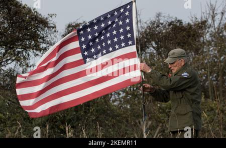 Butts Brow, Eastbourne, East Sussex, Großbritannien. 13.. November 2022. Die Bewohner der Küstenstadt Eastbourne machen sich auf den steilen Hügel der Hintern vor dem Denkmal für die amerikanische Besatzung des USAF Liberator Bombers Ruth-Less, der einen Hügel direkt über der Stadt anschlug, als er versuchte, nach einem zu einem nahe gelegenen Flugplatz zurückzukehren Bombenangriff auf das besetzte Frankreich im Jahr 1944 . aber Schäden und schlechte Sicht sahen das Flugzeug Absturz nur wenige Meter von der Sicherheit tötete die Besatzung von 10. Kredit: Newspics UK South/Alamy Live Nachrichten Stockfoto