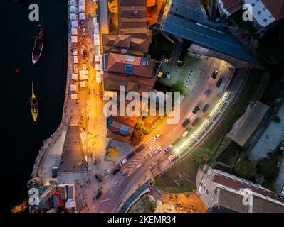 Luftaufnahme des Ribeira-Tunnels in Porto, bei Nacht Stockfoto